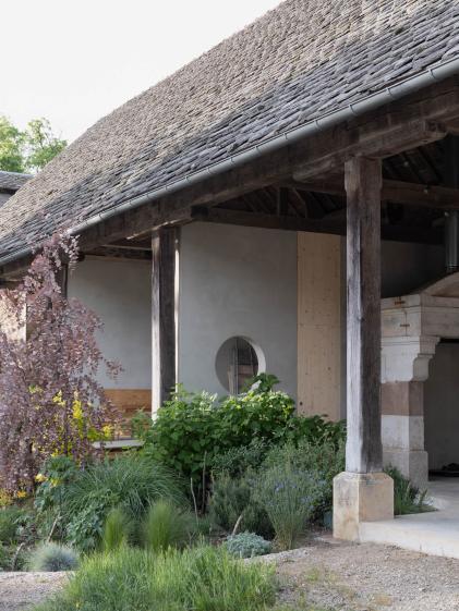 Vue des jardins et de la pièce technique projetés dans le préau Vue des jardins et de la pièce technique projetés dans le préau
