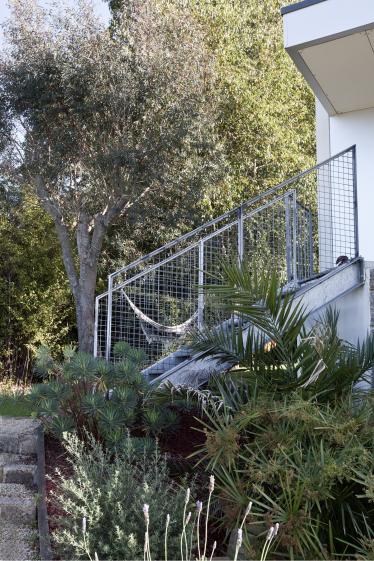 Escalier extérieur et garde-corps métallique 