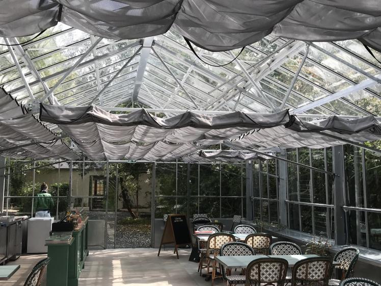Le salon de thé, son sol en brique et granit, ses voilages