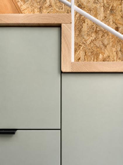 Détail escalier / cuisine 01. Architecture, Rénovation, Extension, Maison mer, OSB, agencement escalier.jpg