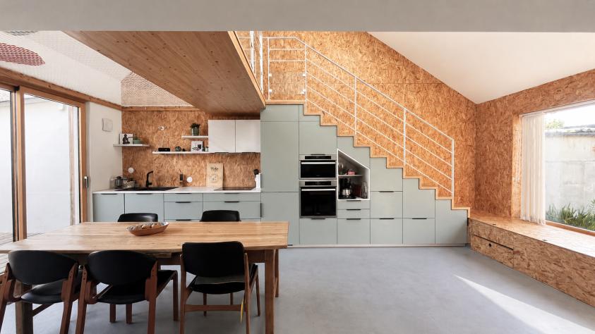 Vue complète de l'epace de vie crée après travaux 01. Architecture, Rénovation, Extension, Maison mer, OSB, aménagement, cuisine, escalier, passerelle.jpg