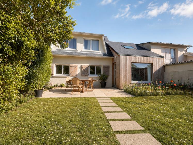 Prise de vue depuis le jardin (côté nord) après travaux 01. Architecture, Rénovation, Extension, Maison mer, bardage bois, jardin.jpg Focal point Spécifier une focalisation pour cette image sous la forme "leftoffset,topoffset", où les décalages (offsets) sont en pourcentage. Ex : 25,75