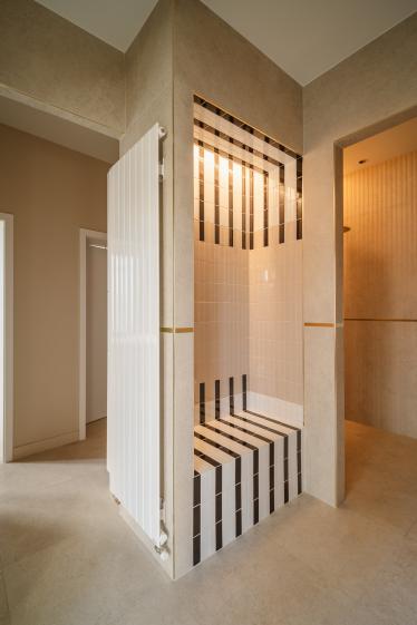 Tisanerie spa à Arcachon, projet Beroa réalisé par Eraiki.studio- Spa haut de gamme avec un carrelage géométrique aux couleurs du bassin d'Arcachon- Sable, blanc et noir.