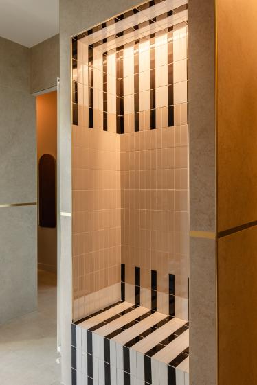 Tisanerie spa à Arcachon, projet Beroa réalisé par Eraiki.studio- Spa haut de gamme avec un carrelage géométrique aux couleurs du bassin d'Arcachon- Sable, blanc et noir.