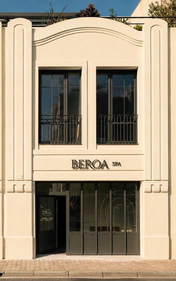Projet BEROA – Façade du spa à Arcachon | Eraiki.studio Entrée du spa BEROA à Arcachon conçue par Eraiki.studio, avec façade rénovée, menuiseries métalliques noires et identité architecturale inspirée du patrimoine balnéaire arcachonnais.