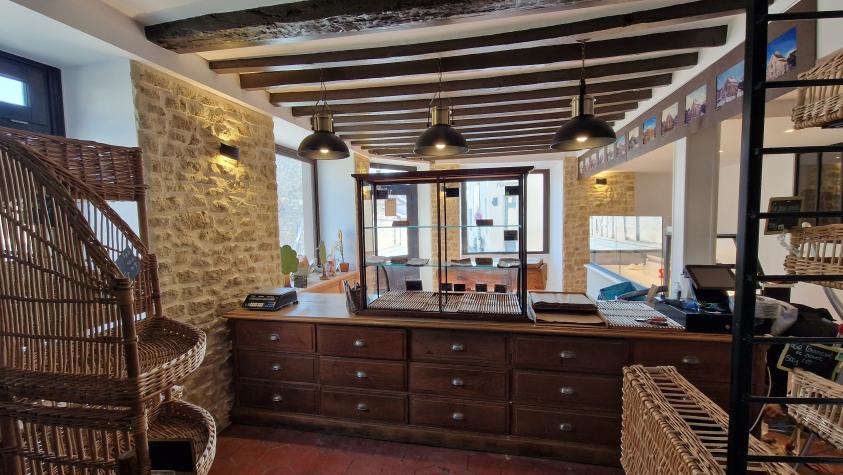 Intérieur avec comptoir ancien restauré Intérieur avec comptoir ancien restauré