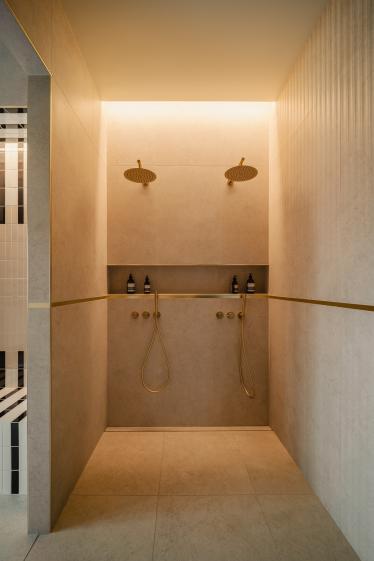 Douches spa à Arcachon, projet Beroa réalisé par Eraiki.studio- Spa haut de gamme aux couleurs sable et reflets dorés.