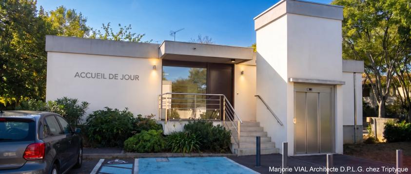 Restructuration d'un bâtiment existant pour l'accueil des personnes atteintes de la maladie d'alzheimer. Mise en accessibilité PMR avec création d'un ascenseur.