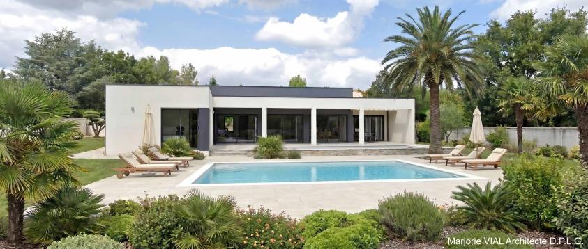 maison contemporaine avec grande terrasse couverte et piscine