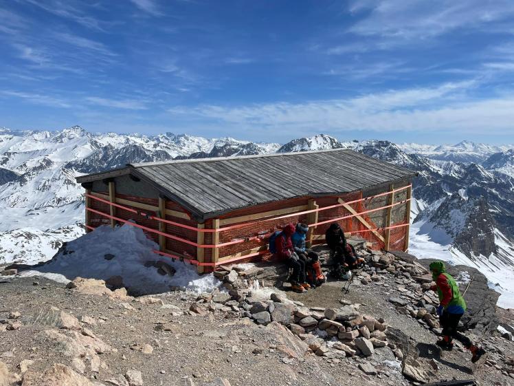 Chapelle après travaux d'urgence : mise en place de sangles suivant protocole post-séisme de la sécurité civile italienne (2022).