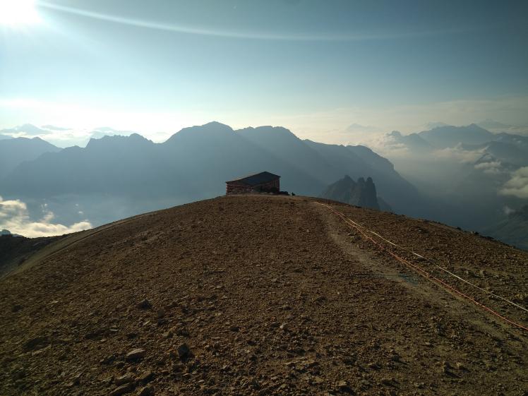 La chapelle Notre-Dame des Sept Douleurs, propriété de la Commune de Bardonecchia (Italie), au sommet du Mont-Thabor.
