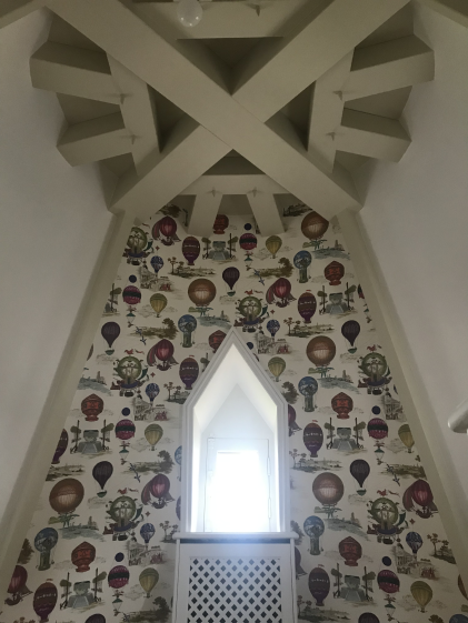 Salle de jeux sous la tourelle, papier mongolfière Pierre Frey