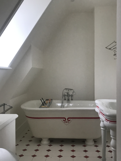 Salle de bain avec sol carrelé à cabochon