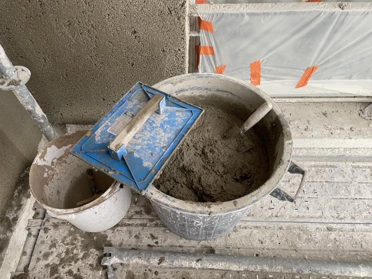 Application de l'enduit correcteur thermique à base de chaux et liège