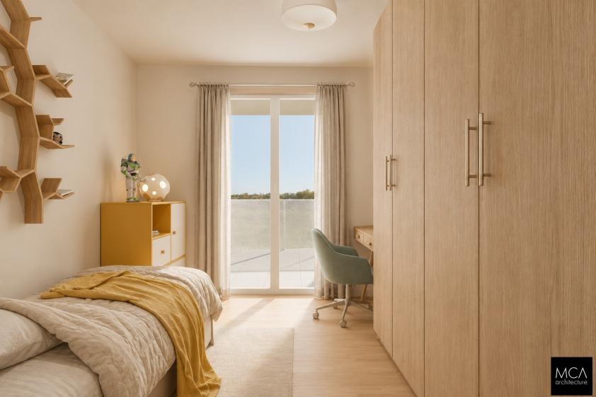 Chambre d'enfant contemporaine — projet Via dei Pini, MCA Architecture Rendu 3D d'une chambre d'enfant lumineuse aux tons bois clair et beige, avec lit simple, plaid jaune moutarde, bureau, étagère murale en bois et baie vitrée ouvrant sur une terrasse.