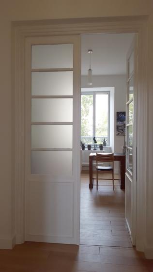 Bureau ouvert sur la lumière Bureau baigné de lumière naturelle séparé par une porte vitrée en rénovation d'appartement ancien