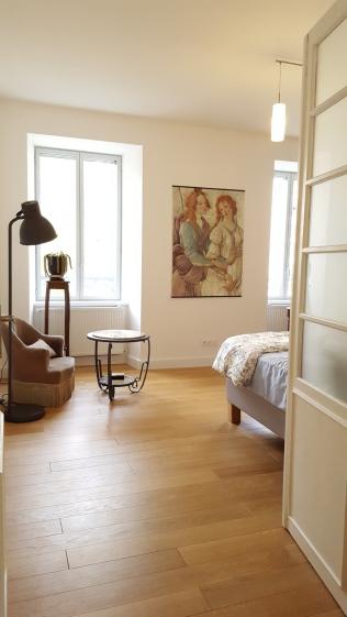 Chambre rénovée aux volumes généreux Chambre lumineuse avec parquet en chêne massif, hauts plafonds et mobilier contemporain
