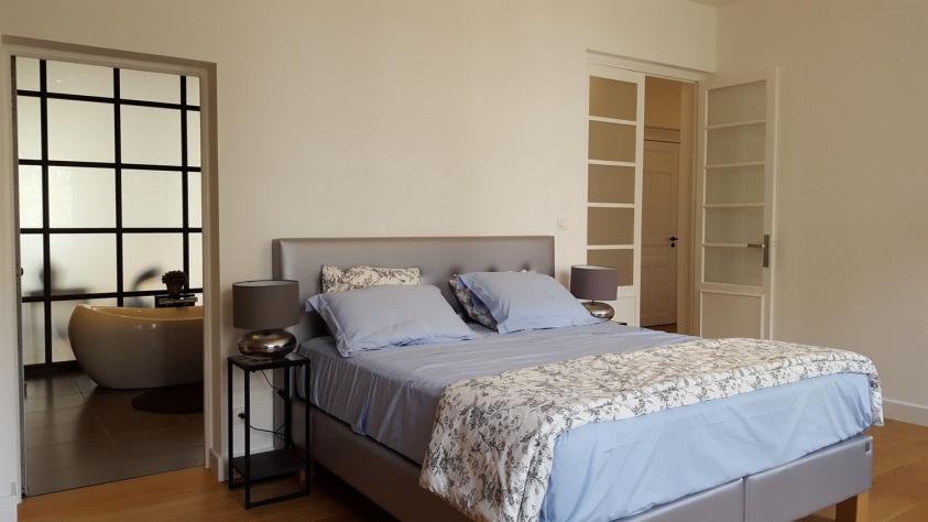 Chambre ouverte sur la salle de bains Suite parentale avec salle de bains éclairée par une verrière translucide