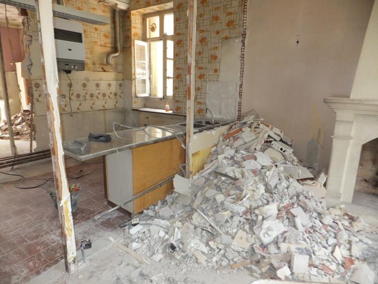 Démolition intérieure avant rénovation complète d'un appartement ancien en centre-ville