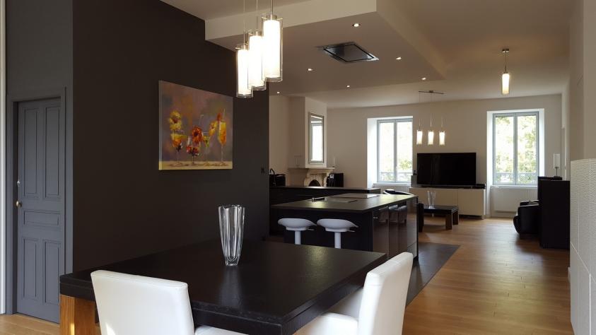 Grande pièce de vie de 70 m² Vue d'ensemble du séjour et de la cuisine ouverte dans un appartement entièrement rénové