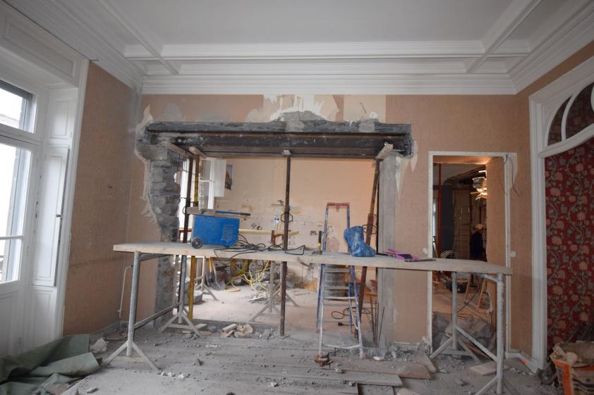 Démolition partielle de l’appartement afin de restructurer les espaces et créer de nouvelles perspectives intérieures. Cette étape a permis d’ouvrir le séjour et la cuisine