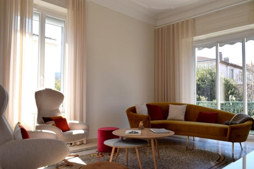 Ce projet de rénovation intérieure révèle un séjour ouvert et lumineux où chaque détail participe à une atmosphère élégante et intemporelle.