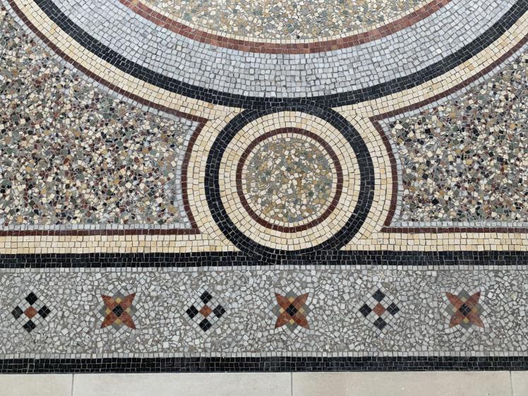 Conservation et mise en valeur du sol mosaïque existant, élément central de l’identité de l’appartement.