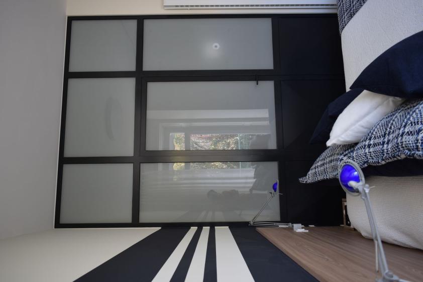 Création d’une verrière en acier permettant de structurer l’espace tout en conservant la transparence et la diffusion de la lumière