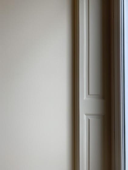 Réaménagement de la chambre avec des teintes claires et une composition épurée favorisant la lumière naturelle et le confort.