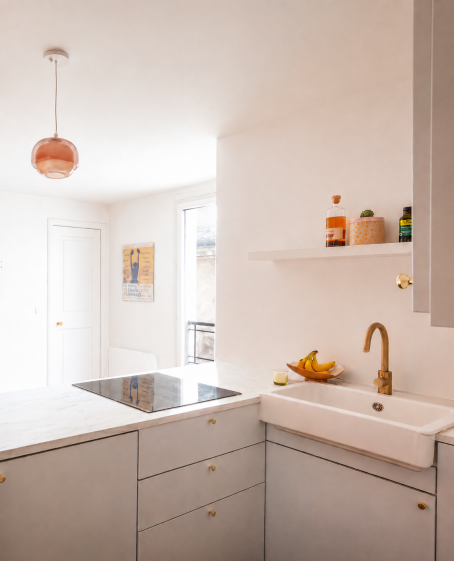 Projet Pigalle | cuisine Rénovation globale d'un appartement de 30 m2 à Paris. vue depuis la cuisine.