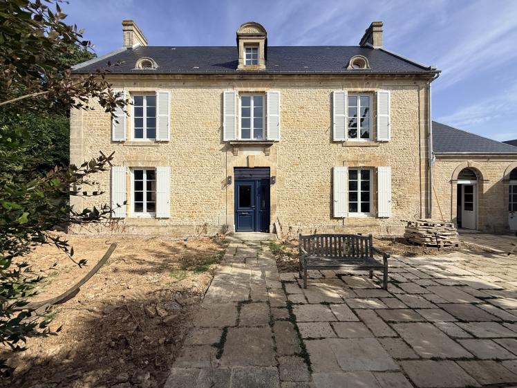 Vue de la maison depuis la cour 