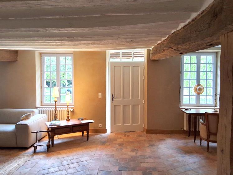 Salon rénové : bois aérogommé et repeint en partie, correction thermique, enduit d’argile, tomettes anciennes