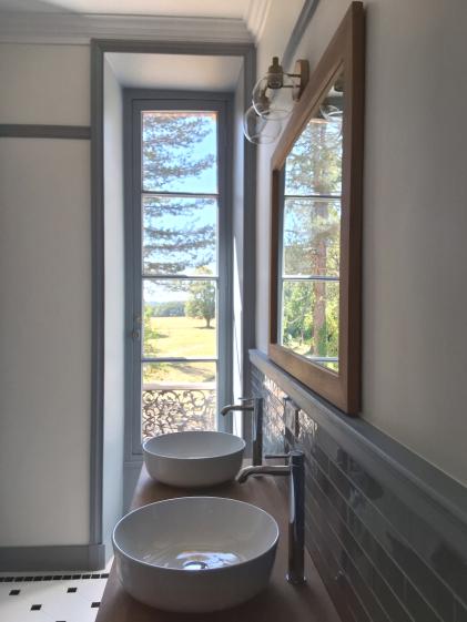 La salle de bain principale achevée La salle de bain principale achevée