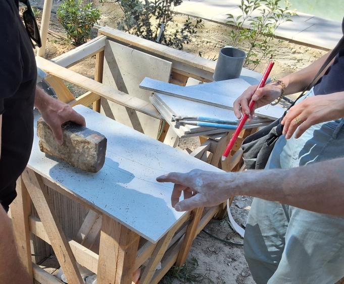 Le détail de la bordure du chemin est discuté directement sur le chantier