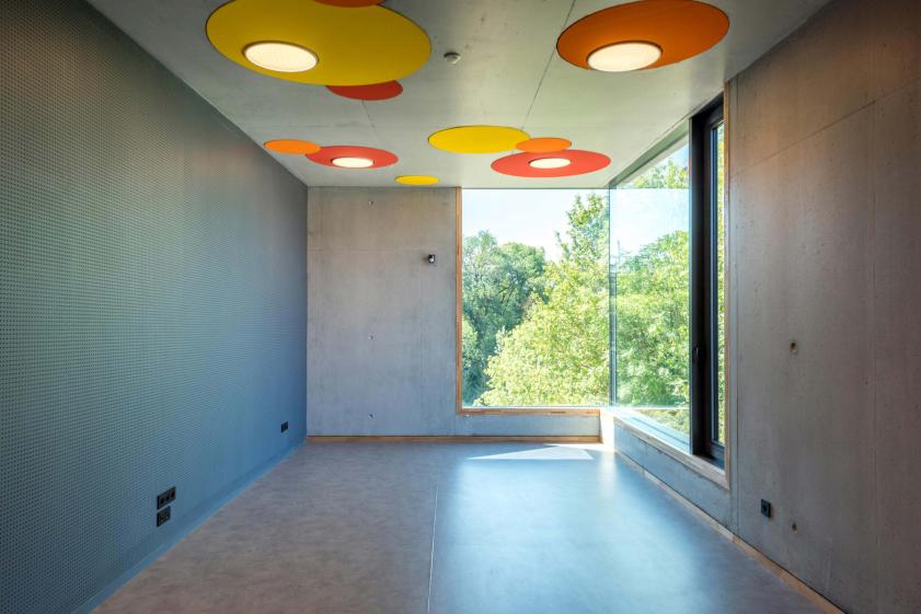 BON - vue interieur dans le bureau à l'angle du bâtiment