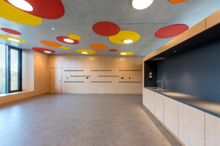 BON - vue interieur d'une salle de périscolaire cadrage sur le mobilier