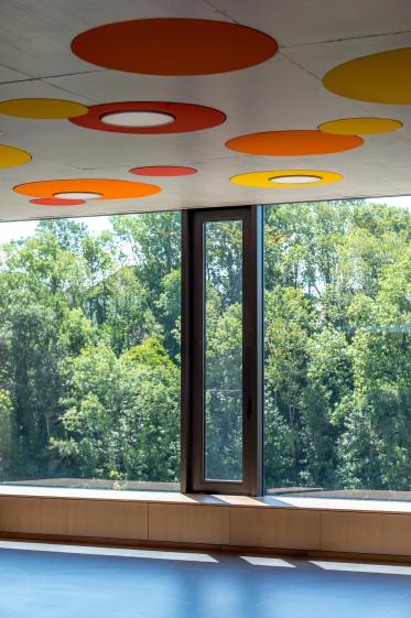BON - vue interieur d'une salle de périscolaire cadrage sur l'exterieur