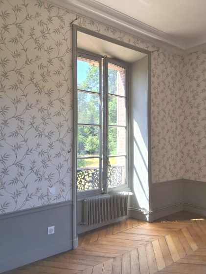 La grande chambre entièrement rénovée La grande chambre entièrement rénovée