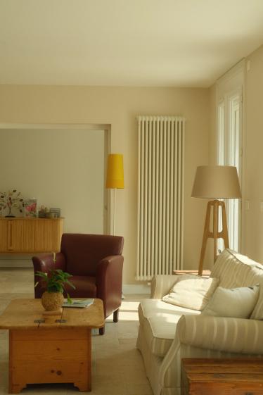Nous avons allié le bois et des meubles rustiques à un intérieur sobre, calme et lumineux pour conserver une ambiance rustique et confortable.