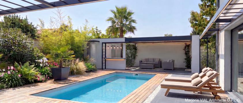 Poolhouse contemporaine avec coin salon, coin bar, local technique, douche et rampes d'éclairage