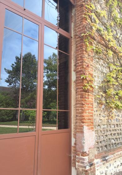 Une nouvelle porte de grange vitrée pour laisser entrer la lumière