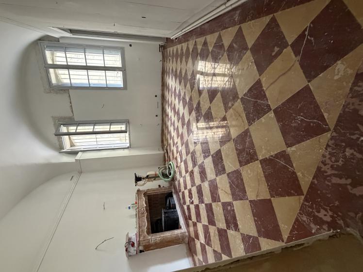 Sol en damier de marbre rénové
