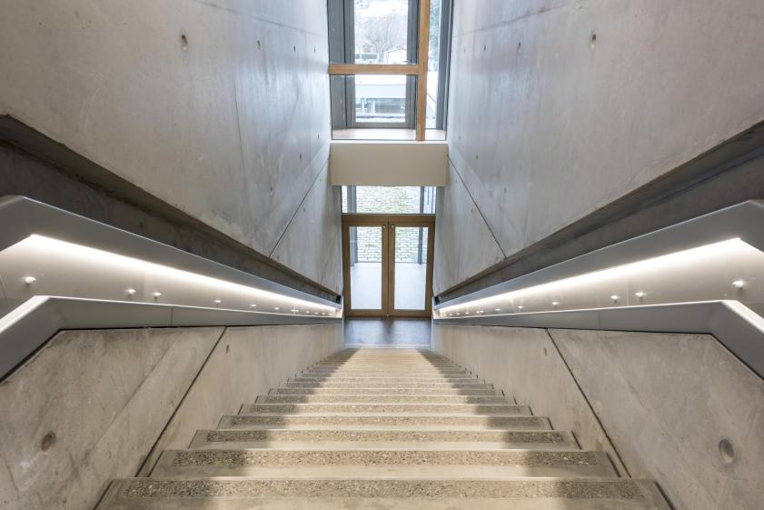 NES - vue interieur sur l'escalier avec les mains courantes intégrées au murs béton