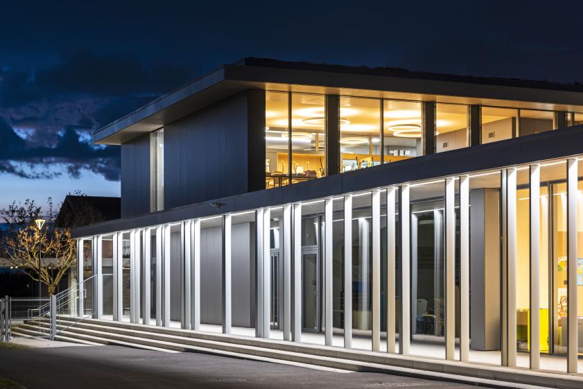 NES - vue de nuit depuis la cour de l'école