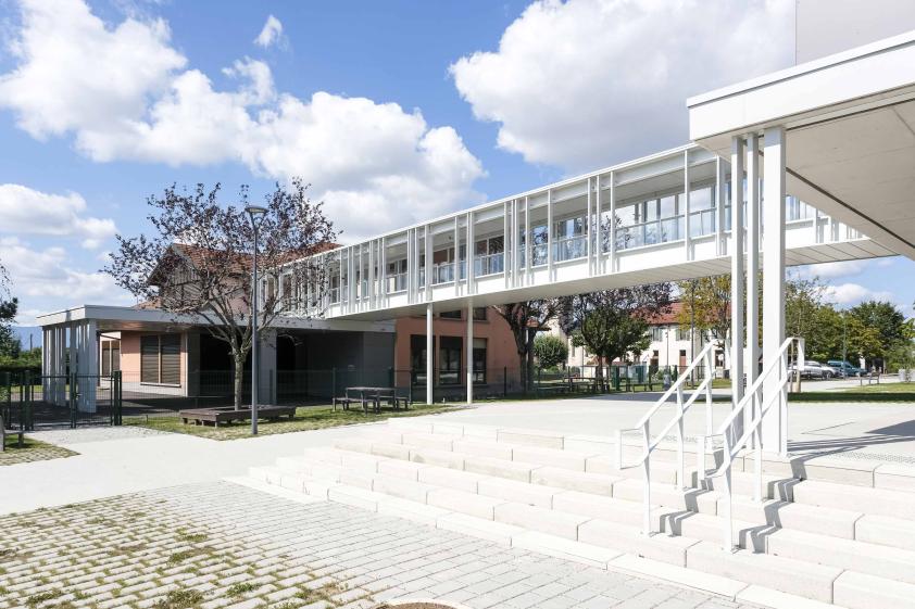 NES - Vue de la passerelle reliant l'extension à l'école existante