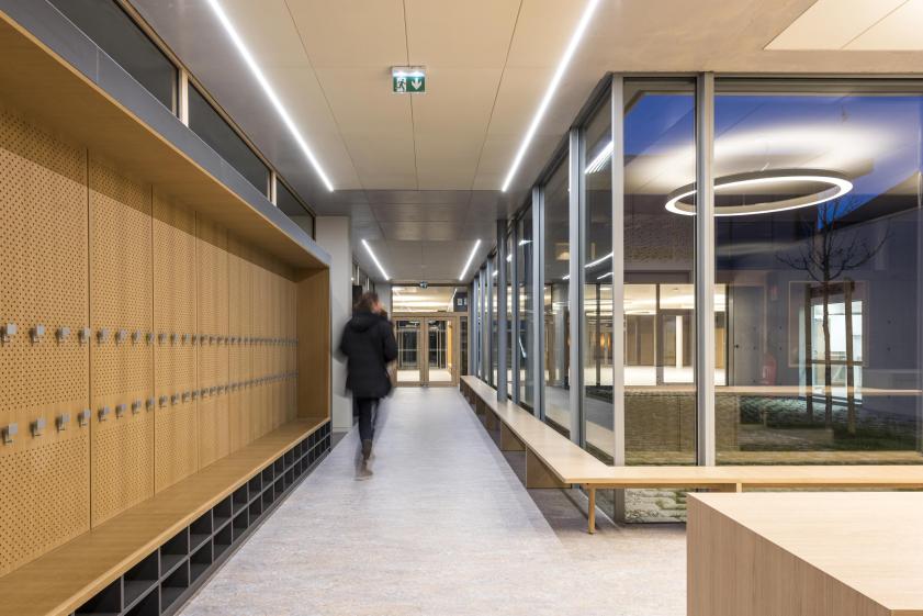 NES - vue interieur de nuit sur le couloir et les vestaires