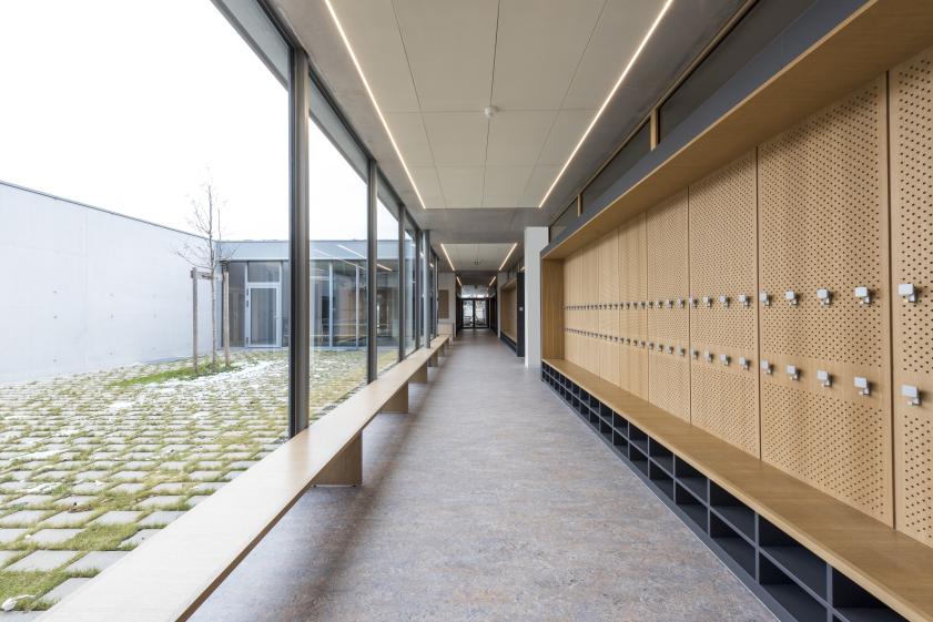 NES - vue interieur sur le patio, le couloir et les vestiaires