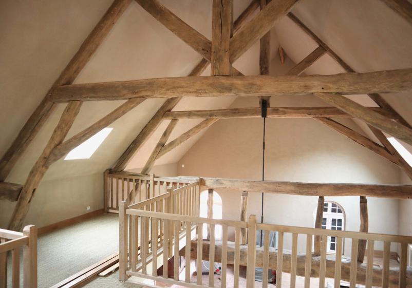 Charpente ancienne renforcée et restaurée, enduit d’argile, jonc de mer et plinthes chêne