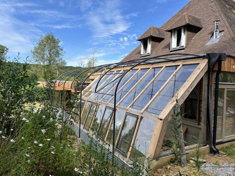 Vue extérieure de la serre en cours de construction