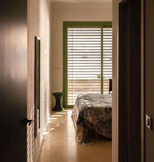 vue d’une chambre depuis la circulation